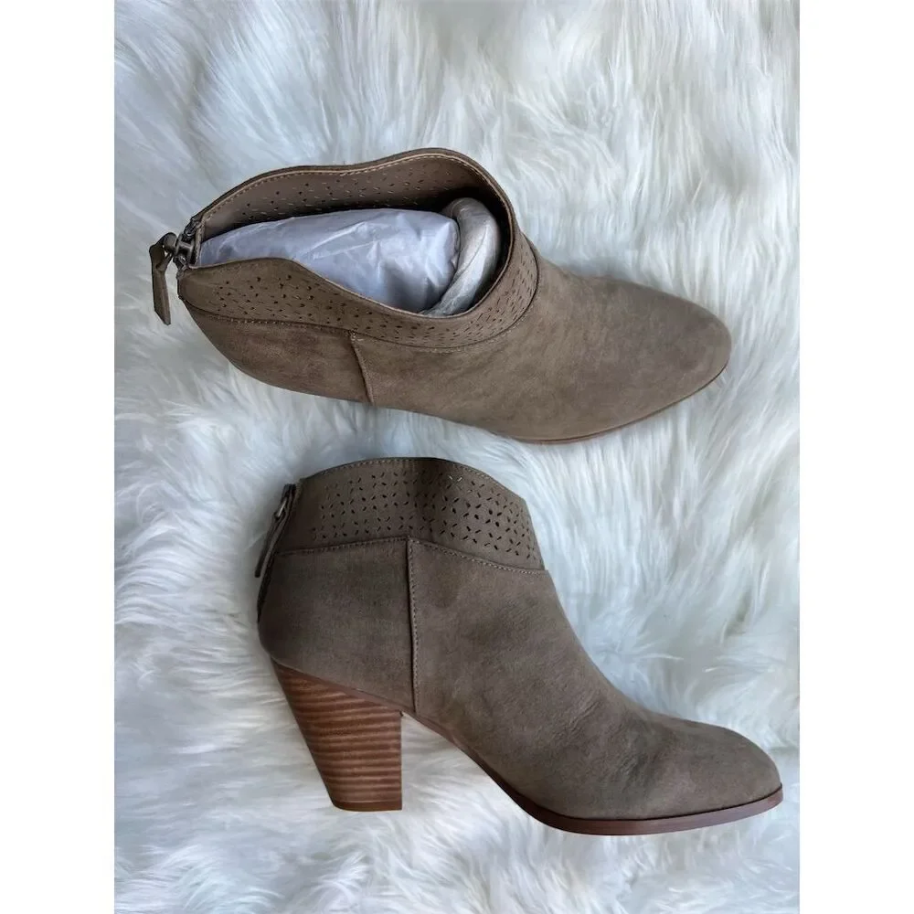 🆕Violet & Red Women's Ankle Booties Beige Size 8 Lazer Cut Casual